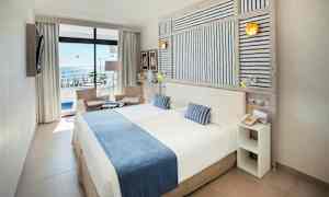 Kahden hengen huone merinäköalalla, kalusteet vaaleilla väreillä. (Tekoälyn luoma teksti)