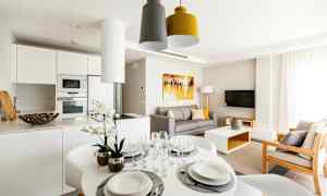 Moderni olohuone keittiöosuudella, ruokapöydällä ja sohvalla. (Tekoälyn luoma teksti)