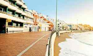 Rantakävelytie, jonka varrella on värikkäitä rakennuksia rannalla. (Tekoälyn luoma teksti)