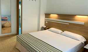 Hotellihuone, jossa on parivuode ja kylpyhuoneen ovi taustalla. (Tekoälyn luoma teksti)