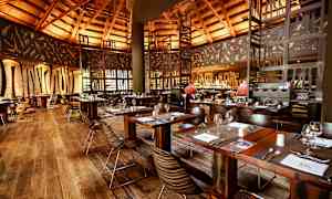 Ravintolan sisustus, jossa puu ja huonekalut. (Tekoälyn luoma teksti)