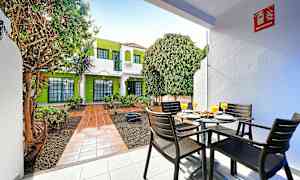 Ulkoalue, jossa istumapaikkoja ja vehreä ympäristö. (Tekoälyn luoma teksti)