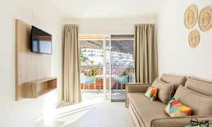 Kaksio allasalueen alapuolella