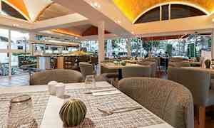 Ruokailutila, jossa koristeellisia yksityiskohtia pöydillä. (Tekoälyn luoma teksti)