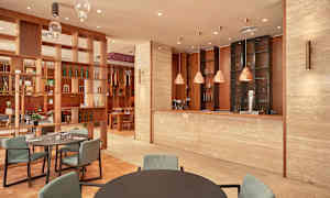 Ravintolan sisustus ja moderni sisustus, mukaan lukien pöydät, tuolit ja baaritiski. (Tekoälyn luoma teksti)