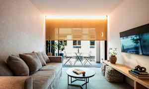 Olohuone, jossa sohva, sohvapöytä ja näkymä parvekkeelle. (Tekoälyn luoma teksti)