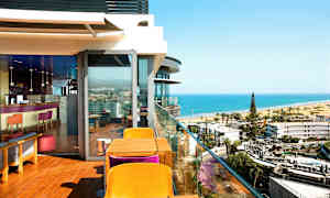 Ulkoterassi, jolta on näkymä rannalle ja merelle. (Tekoälyn luoma teksti)