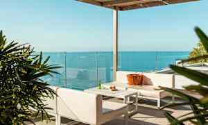 Moderni terassi, jossa huonekalut ja merinäköala. (Tekoälyn luoma teksti)