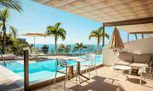 Terassi uima-altaalla ja merinäköalalla, ympärillä palmuja. (Tekoälyn luoma teksti)