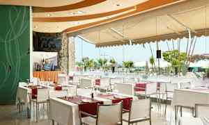 Ravintola, jossa on lasiseinät uima-allasalueelle päin. (Tekoälyn luoma teksti)