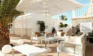 Ulkosisusteet, jossa sohvia, aurinkovarjo ja pöytä terassilla. (Tekoälyn luoma teksti)