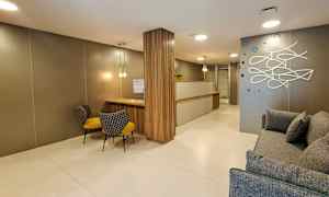 Moderni vastaanottoalue, jossa vastaanotto, sohva ja tuolit. (Tekoälyn luoma teksti)