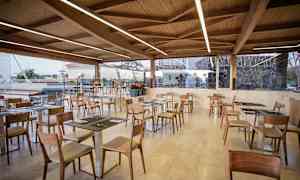 Ravintola, jossa on puusisustus ja lasi-ikkunat. (Tekoälyn luoma teksti)