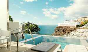 Yksityinen uima-allas merinäköalalla ja hotellirakennusten läheisyydessä. (Tekoälyn luoma teksti)