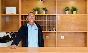 Vastaanotto puisilla sisustuksilla, kasveilla ja avainkaapilla. (Tekoälyn luoma teksti)