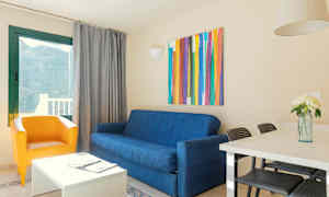 Olohuone, jossa sohva, nojatuoli ja ruokapöytä. (Tekoälyn luoma teksti)