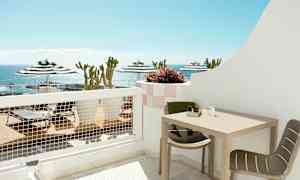 Kaksio, terassi allasalueelle päin