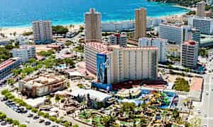 Ilmakuva rannikkokaupungista, hotellirakennuksia, ranta ja huvipuiston alue. (Tekoälyn luoma teksti)