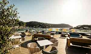 Ulkoilualue, jolta on näkymä merelle ja ympäröiville vuorille (Tekoälyn luoma teksti)