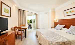 Kuva hotellihuoneesta, jossa on kaksi yhden hengen vuodetta, työpöytä tuoleineen ja parveke. (Tekoälyn luoma teksti)