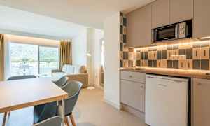 Moderni keittiö ja olohuone, näkymä parvekkeelle ja vuorille. (Tekoälyn luoma teksti)