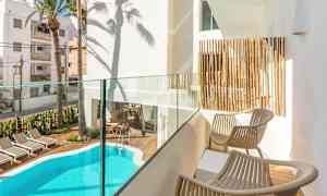 Yksityinen parveke, josta näkymä uima-altaalle ja aurinkotuoleille. (Tekoälyn luoma teksti)