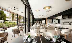 Moderni ravintola, jossa on istumapaikkoja sekä sisällä että ulkona. (Tekoälyn luoma teksti)