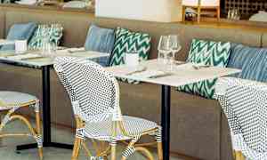 Ravintola, jossa pöytäasetelma ja tyynyjä. (Tekoälyn luoma teksti)