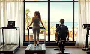 Kuntosali, josta on näkymä merelle suurten ikkunoiden läpi. (Tekoälyn luoma teksti)