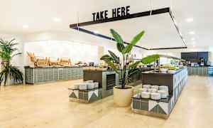 Buffetalue, jossa tarjoilupöytiä, ruokatarvikkeita ja koristeita. (Tekoälyn luoma teksti)