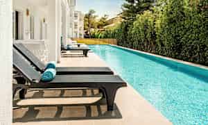 Aurinkoterassi, jossa aurinkotuoleja uima-altaan vieressä. (Tekoälyn luoma teksti)