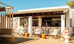 Ulkobaari, jossa puuterassilla tuolit ja pöydät. (Tekoälyn luoma teksti)