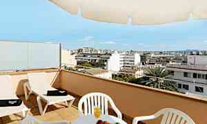 Terassi, jossa on tuoleja, pöytä hedelmien ja mehun kanssa sekä näkymä kaupunkiin. (Tekoälyn luoma teksti)