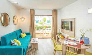 Valoisa olohuone, jossa on turkoosi sohva, ruokapöytä keltaisine tuoleineen ja näkymä terassille. (Tekoälyn luoma teksti)