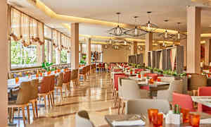 Ravintola, jossa on istumapaikkoja, pöytiä ja koristeita. (Tekoälyn luoma teksti)