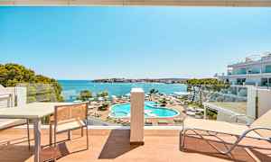 Hotellihuoneen näkymä uima-allasalueelle ja merelle. (Tekoälyn luoma teksti)