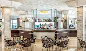 Hotellibaari, etualalla tuoleja ja pöytiä. (Tekoälyn luoma teksti)