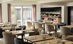 Kuva nykyaikaisesta ravintolasta, jossa on pöytiä ja tuoleja sekä buffettialue ruoalla. (Tekoälyn luoma teksti)