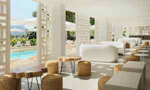 Moderni lounge, jossa on valkoiset sohvat ja puiset pöydät, näkymä uima-altaalle ja aurinkovarjoille. (Tekoälyn luoma teksti)