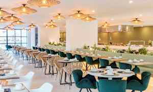 Ravintola, jossa istumapaikkoja, pöytiä ja valaistus. (Tekoälyn luoma teksti)