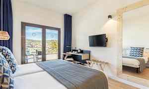 Kahden hengen huone, näkymä parvekkeelle. (Tekoälyn luoma teksti)