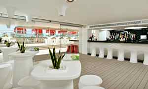 Moderni ja tyylikäs baari, jossa on valkoisia huonekaluja ja sisustuselementtejä. (Tekoälyn luoma teksti)