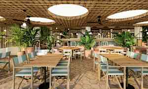 Kuva tyylikkäästä ravintolasta, jossa on punottu puupaneelikatto, suuria ruukkukasveja ja istuimia puupöydillä ja tuoleilla. (Tekoälyn luoma teksti)