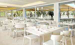 Moderni ravintola, jossa on valkoiset huonekalut ja pöytäkattaus. (Tekoälyn luoma teksti)