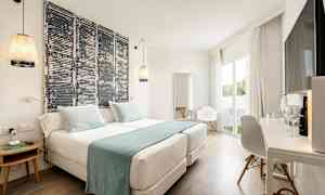 Moderni kahden hengen huone, jossa kaksi erillistä vuodetta, valkoiset seinät ja koristeellisia elementtejä. (Tekoälyn luoma teksti)