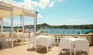 Ulkotarjoilualue, jossa näkymä lahdelle. (Tekoälyn luoma teksti)