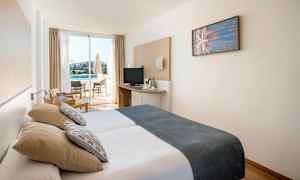 Kahden hengen huone, suuri parveke ja merinäköala