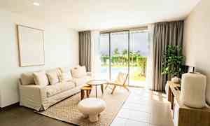 Neljän huoneen huoneisto huvilassa, 6 normaalia vuodetta, oma uima-allas