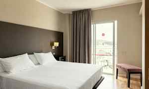 Hotellihuone, jossa parivuode ja parveke. (Tekoälyn luoma teksti)