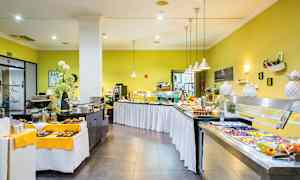 Ruokasali, jossa erilaisia ruoka-asetelmia ja tarjoilupisteitä. (Tekoälyn luoma teksti)